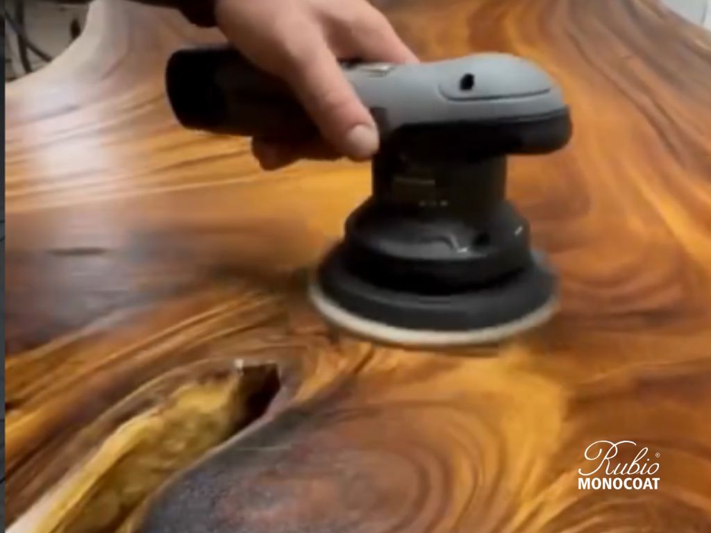 Rubio bílý pad na suárovém stolu